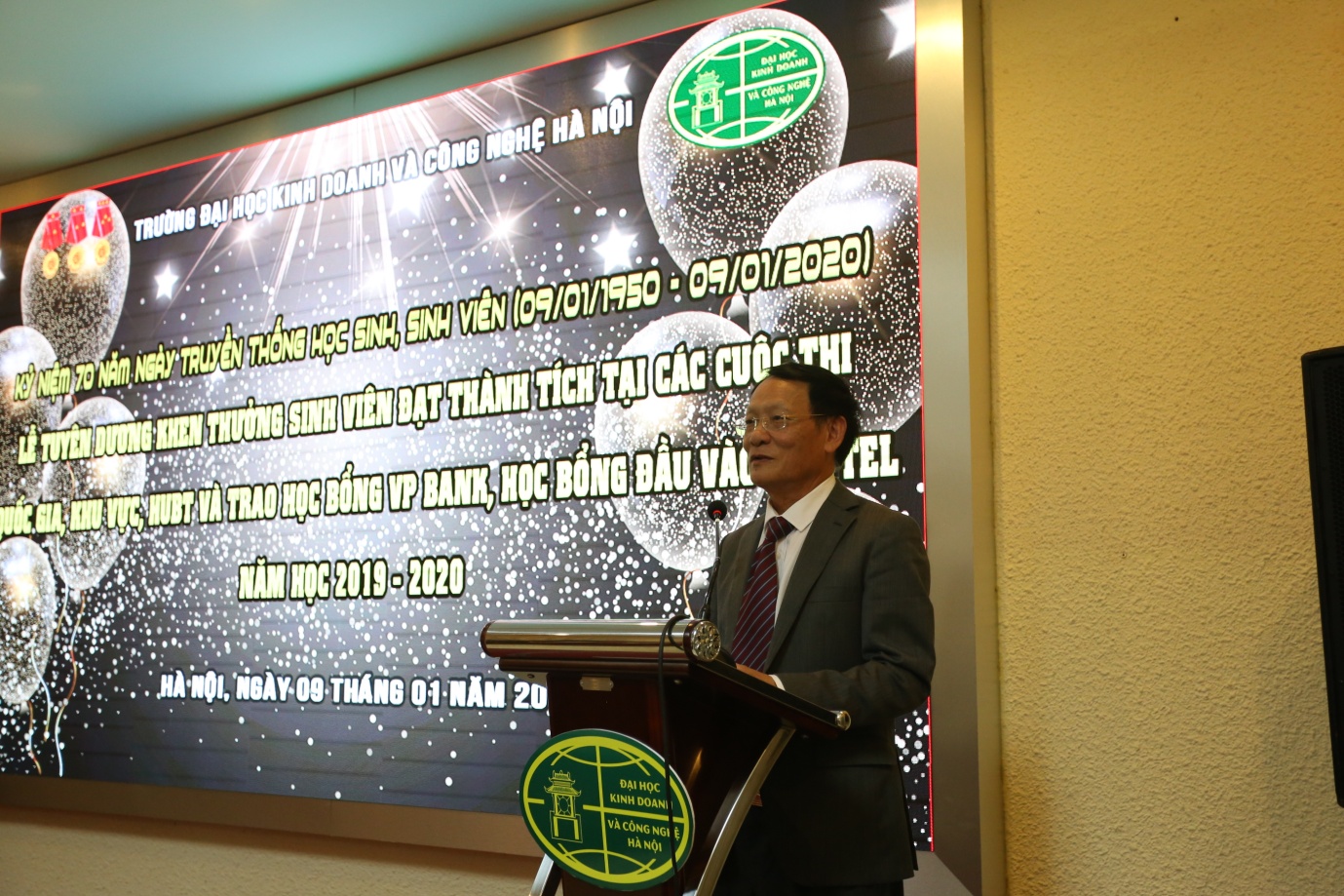 Phó Hiệu trưởng GS. TS Nguyễn Công Nghiệp phát biểu tại buổi Lễ
